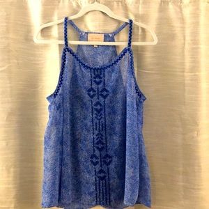 Gorgeous racer back, crossover back top.